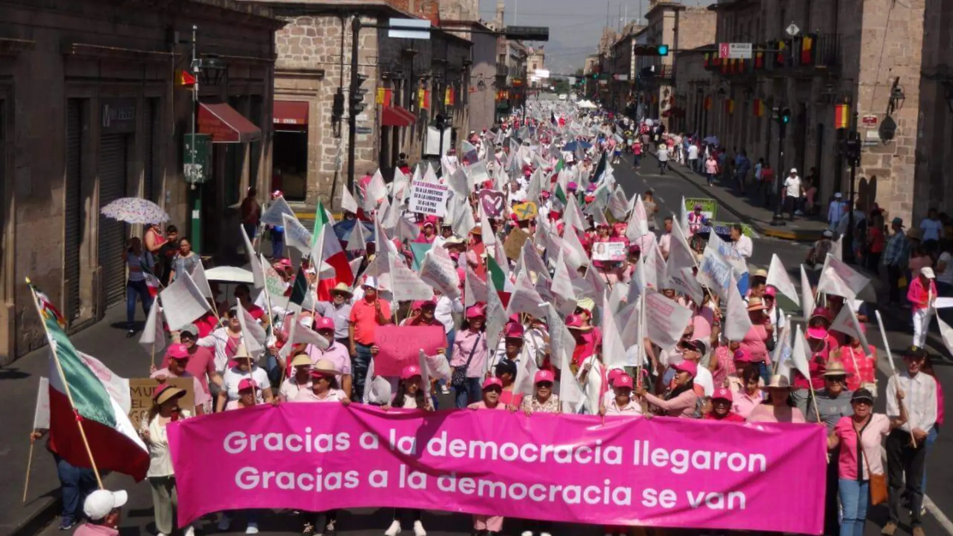 Marcha de la Marea Rosa sobre la avenida Madero 